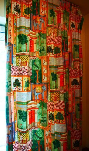 null Paire de rideaux en coton imprimé à décor indien. 
Hauteur : 268 cm (ourlet...
