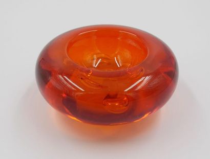 null MURANO : 
Cendrier circulaire en verre bullé orange. 
Travail des années 60....