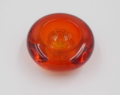 null MURANO : 
Cendrier circulaire en verre bullé orange. 
Travail des années 60....