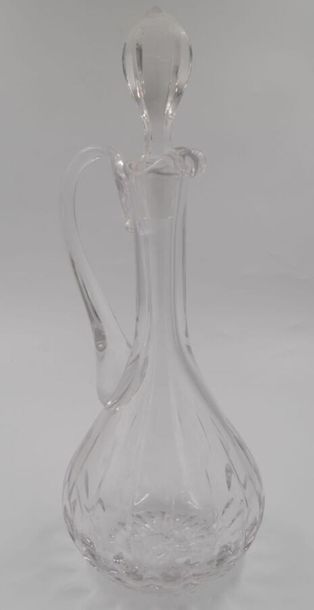 null Lot de deux carafes et un carafon en verre et cristal taillé ou gravé.
H. 22,5...