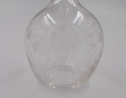 null Lot de deux carafes et un carafon en verre et cristal taillé ou gravé.
H. 22,5...