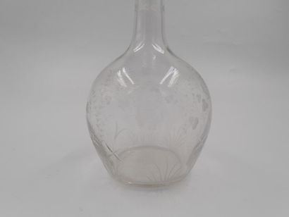 null Lot de deux carafes et un carafon en verre et cristal taillé ou gravé.
H. 22,5...