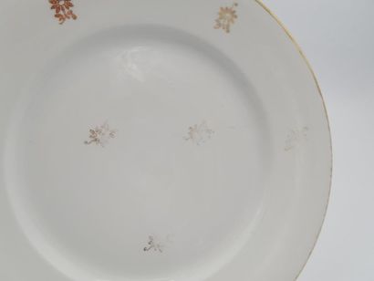 null LIMOGES France : 
Partie de service en porcelaine à décor doré de jetés de fleurs...