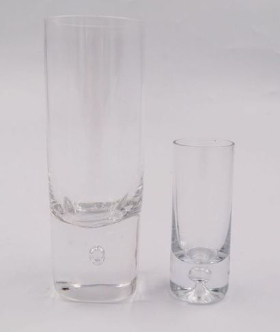 null Douze verres tumbler avec une bulle dans le fond carré.
H. : 15,5 cm
On y joint...