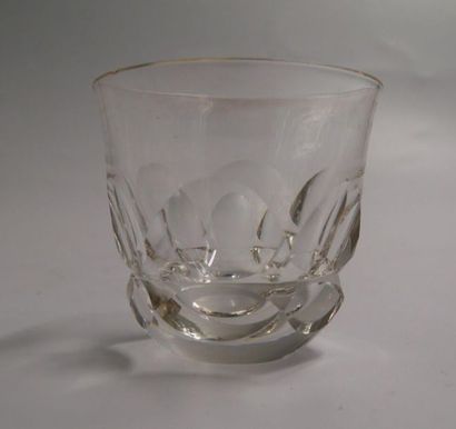 null Trois verres en cristal taillé.
H. : 6 à 6,5 cm
(égrenures)

[Charge à l'adjudicataire...
