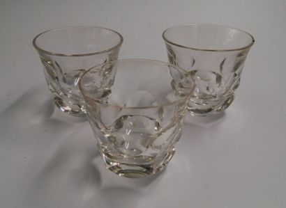 null Trois verres en cristal taillé.
H. : 6 à 6,5 cm
(égrenures)

[Charge à l'adjudicataire...