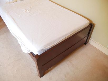 null Lit simple transformable en lit double en bois verni.

[Charge à l'adjudicataire...