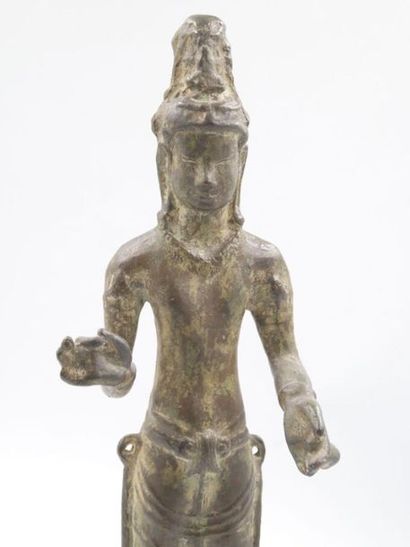 null THAILANDE - XXème 
Sculpture en bronze à patine antique représentant une divinité
Marque...