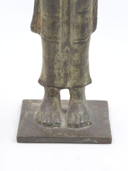 null THAILANDE - XXème 
Sculpture en bronze à patine antique représentant une divinité
Marque...