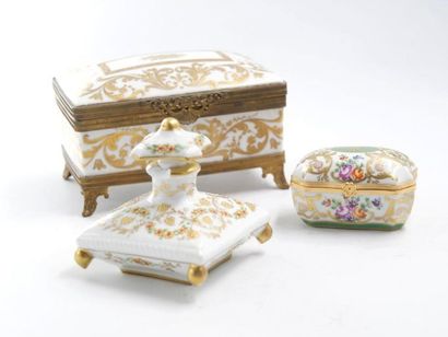null LE TALLEC Porcelainier à Paris
Ensemble de trois boites et flacon en porcelaine...