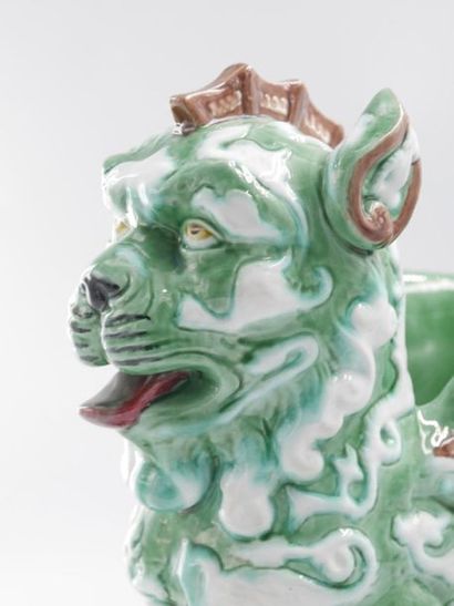 null Vase en forme de dragon assis en céramique verte nuagée blanc, crête et serres...