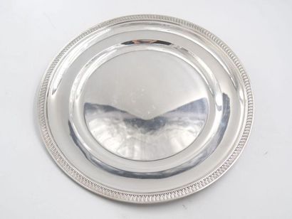 null TETARD Frères Orfèvre
Plat rond en argent minerve 1er titre 950/1000e à décor...