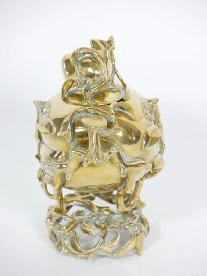 null CHINE 
Brule-parfum en bronze doré en forme de cédrat.
Époque fin du XIXe siècle.
H...