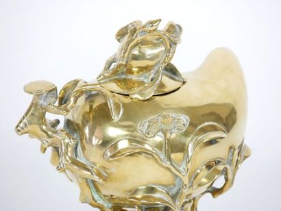 null CHINE 
Brule-parfum en bronze doré en forme de cédrat.
Époque fin du XIXe siècle.
H...