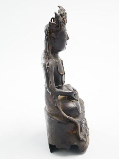 null CHINE 
Guanyin en bronze anciennement laqué.
Époque XVIIe siècle.
H : 20, 5...