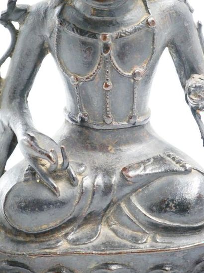 null CHINE 
Guanyin en bronze anciennement laqué.
Époque XVIIe siècle.
H : 20, 5...