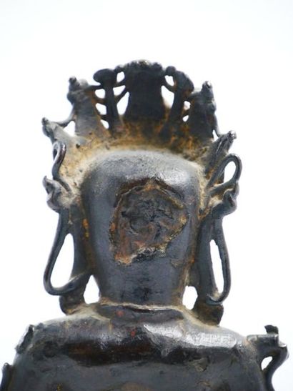 null CHINE 
Guanyin en bronze anciennement laqué.
Époque XVIIe siècle.
H : 20, 5...