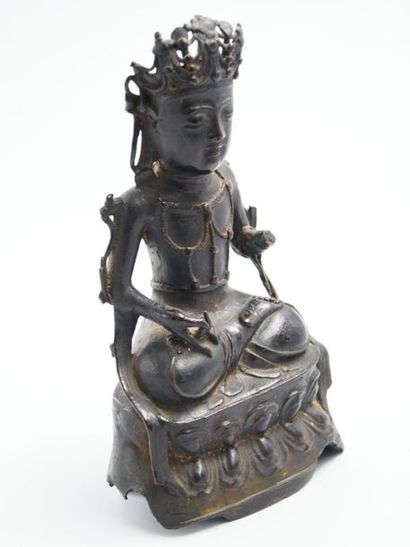 null CHINE 
Guanyin en bronze anciennement laqué.
Époque XVIIe siècle.
H : 20, 5...