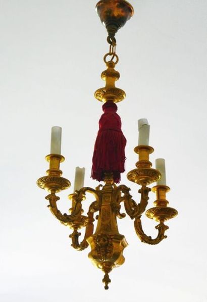 null Lustre en bronze doré à quatre bras de lumière.
Style Louis XIV.
H : 63 cm.
Diamètre...