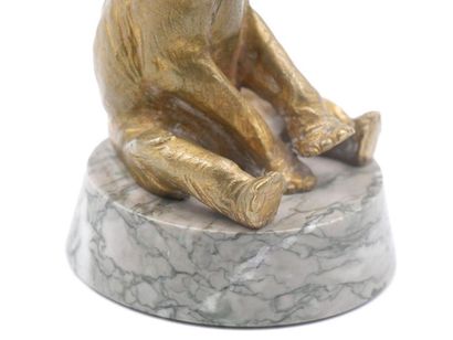 null Charles PAILLET (1871-1937) : 
Éléphant assis
Épreuve en bronze à patine dorée,...