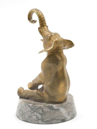 null Charles PAILLET (1871-1937) : 
Éléphant assis
Épreuve en bronze à patine dorée,...