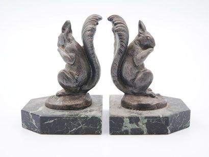null Maurice FRECOURT (1890-1961)
Paire de serre- livres en bronze à patine sombre...