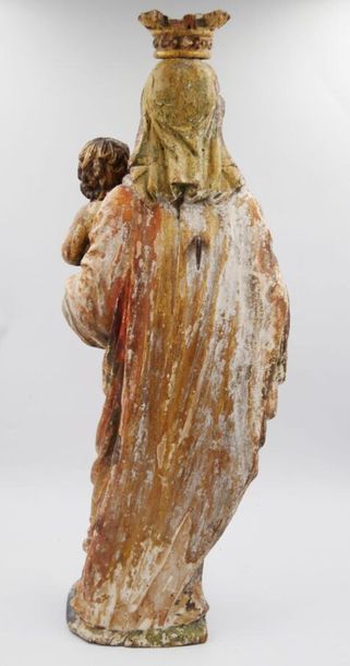 null Vierge couronnée à l'enfant en bois sculpté, anciennement polychromé et doré.
Représentée...