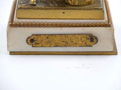 null D'après L. PELLETIER : 
Amour forgeant
Epreuve en bronze doré sur base en marbre...