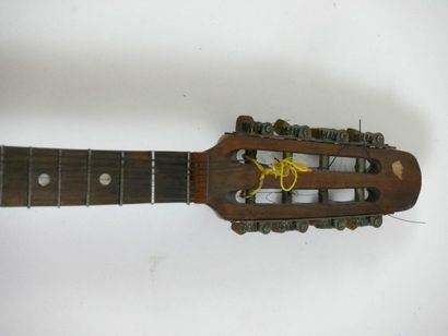 null Banjo à huit cordes, à décor au dos d'une marqueterie de bois signée représentant...