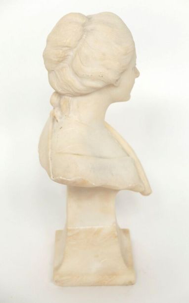 null M. VITI - Fin XIXe - Début XXe siècle
Buste de jeune femme sur un socle en marbre...