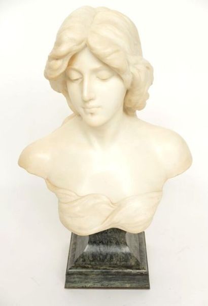 null École Fin XIXe - Début XXe siècle 
Buste de jeune femme drapée
Sculpture en...