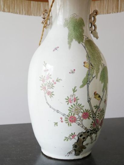 null CHINE - XXème
Vase monté en lampe à décor d'arbres fleuris 
Vers 1900

(état...