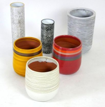null Lot comprenant : 
- quatre pots en céramique, H. : 26 et 37 cm ; 
- deux vases...