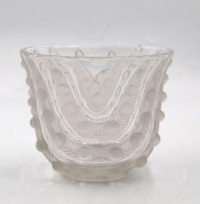 null LALIQUE France :
Vase modèle Vichy en verre moulé-pressé, d'après un modèle...