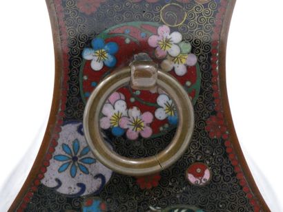 null JAPON :
Vase de forme Hu à décor en émaux cloisonnés de volutes et fleurs dans...