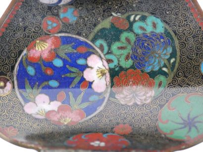 null JAPON :
Vase de forme Hu à décor en émaux cloisonnés de volutes et fleurs dans...