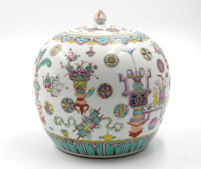 null CHINE : 
Pot à gingembre en porcelaine à décor polychrome d'objets mobiliers,...