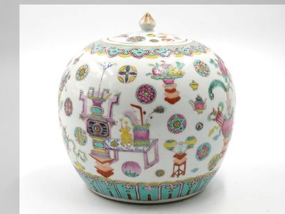 null CHINE : 
Pot à gingembre en porcelaine à décor polychrome d'objets mobiliers,...