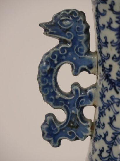 null CHINE : 
Vase balustre en porcelaine à décor en camaïeu bleu sur fond blanc...
