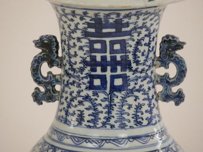 null CHINE : 
Vase balustre en porcelaine à décor en camaïeu bleu sur fond blanc...