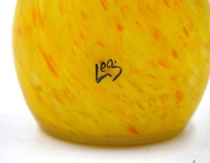 null LEA, début du XXème siècle : 
Vase en verre bonbon jaune et frise peinte en...