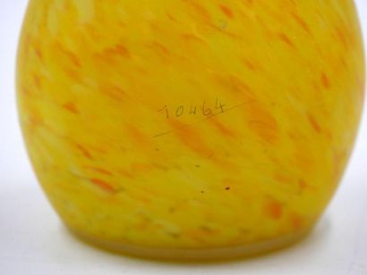 null LEA, début du XXème siècle : 
Vase en verre bonbon jaune et frise peinte en...