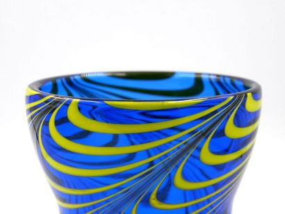 null ORREFORS :
Vase sur piédouche en cristal multicouche à décor de courbes jaunes...