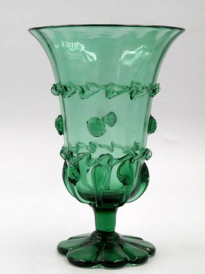 null Vase de forme Médicis en verre vert.
H. : 29,5 cm
D. : 20 cm

[Charge à l'adjudicataire...