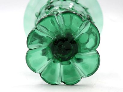 null Vase de forme Médicis en verre vert.
H. : 29,5 cm
D. : 20 cm

[Charge à l'adjudicataire...