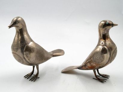 null Couple d'oiseaux en métal argenté gravé de frises d'entrelacs, volutes et motifs...