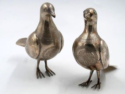 null Couple d'oiseaux en métal argenté gravé de frises d'entrelacs, volutes et motifs...
