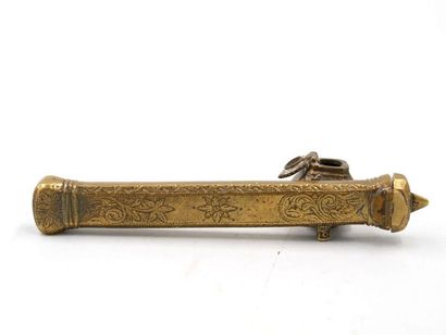 null IRAN ou TURQUIE : 
Encrier-plumier de voyage en bronze à décor ciselé.
L. :...