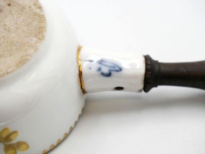 null BOISSETTE :
Petit poêlon couvert en porcelaine à décor polychrome de jetés de...