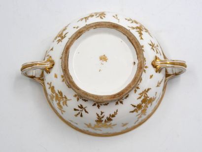 null SEVRES (porcelaine tendre) :
Bouillon couvert et son présentoir à anses en porcelaine...